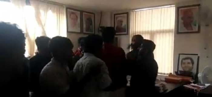 वायनाड में राहुल गांधी के कार्यालय में एसएफआई के छात्रों ने की तोड़फोड़